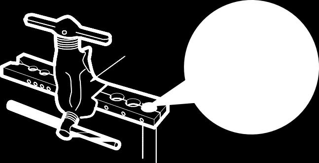 rör E: Utvidga rörets ände Utvidga med ett flänsverktyg. utvidgni ngsverkt yg hård form rörkapare rör lutande ojämn grad Obs!