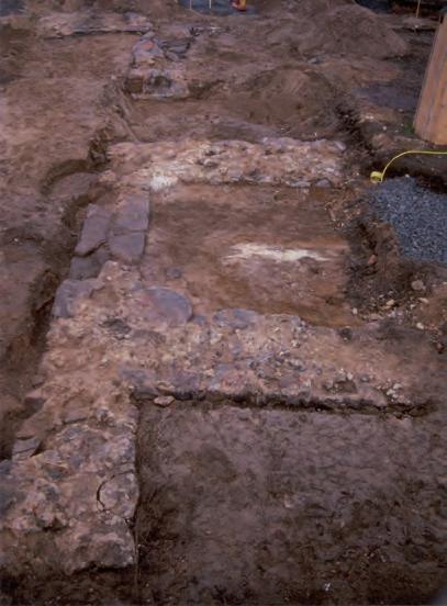 8 ARKEOLOGISK RAPPORT 2011:31 figur 7. Grundmurar till Renteriet, sedda från öster. Utgrävning i Hamnparken år 2001. Foto JLM.