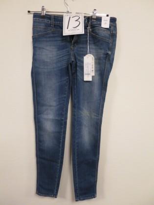Stretch jeans Hunky Dory storlek 26 1551-012 Avslut: 11:56 Stretch jeans Closed storlek 30 1551-013 Avslut: 11:57