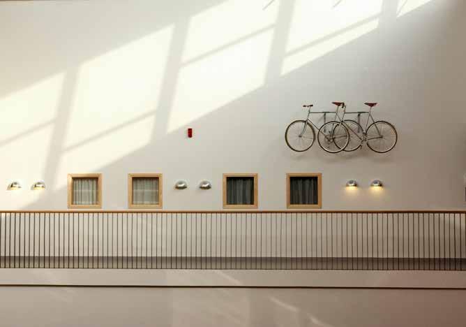 Berätta om konsten Bild från ovan. Cykel, Diagnostiskt centrum, Malmö sjukhusområde, av Erik Lundh och Sven Lundh, 2003. Torje (14), Ungdomsmottagningen Lund, av Andrea Gjestvang, 2012.
