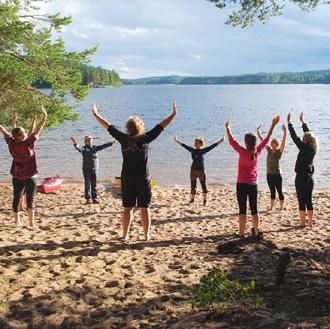 farawayadventures.com Barnen Lilja och Liam- Gillar att vara ute i naturen, gå på cirkusskola och på barnteater på folkparken i Dala-Floda. Iskarusellen på Flosjön är en vinterfavorit.