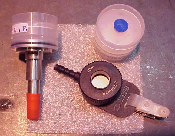 Tre provtagare för att mäta damm Inhalerbart damm - 1 Respirabelt damm - 2 Totaldamm - 3 2 3 1 Placeras i andningszonen Bärbar pump