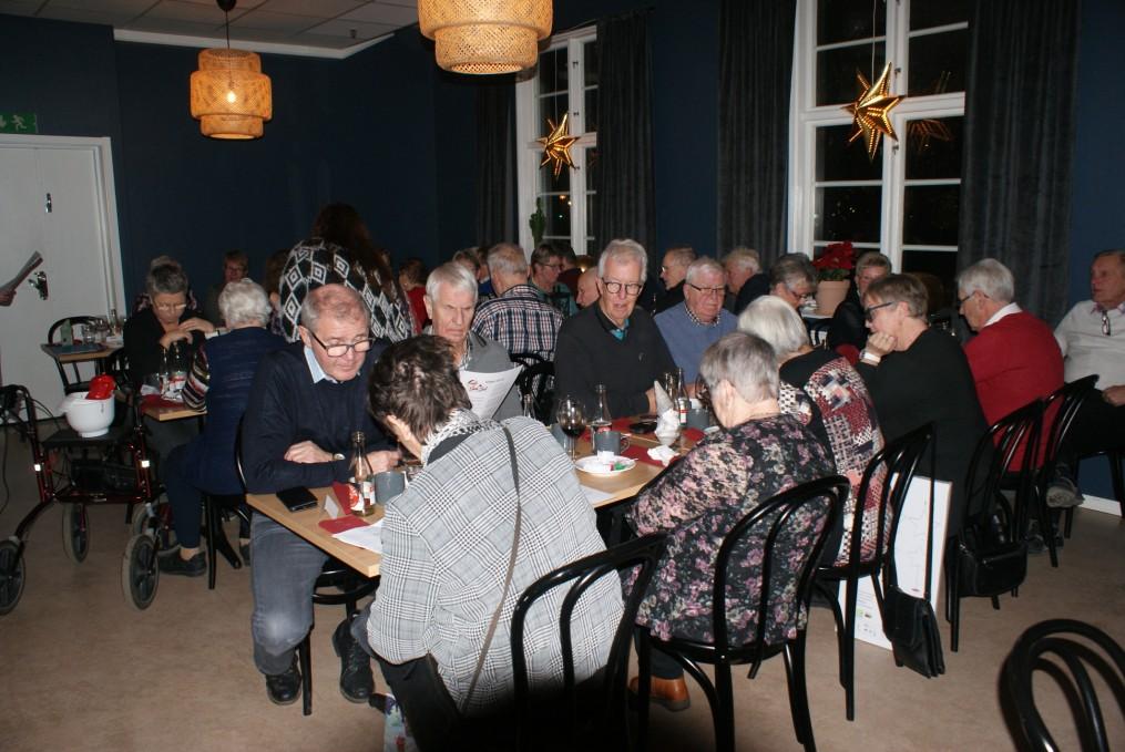 Som vanligt så bjöds det på ett dignande julbord med allt som hör till ett