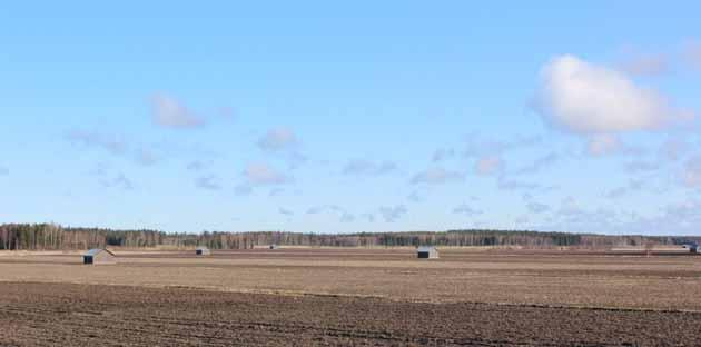 FCG DESIGN OCH PLANERING AB KALAX VINDKRAFTSPARK 145 (212) rum. Till motsatsen domineras landskapet till stor del av åkrar i väst, norr och söder. I åkerlandskapet är de öppna vyerna större.