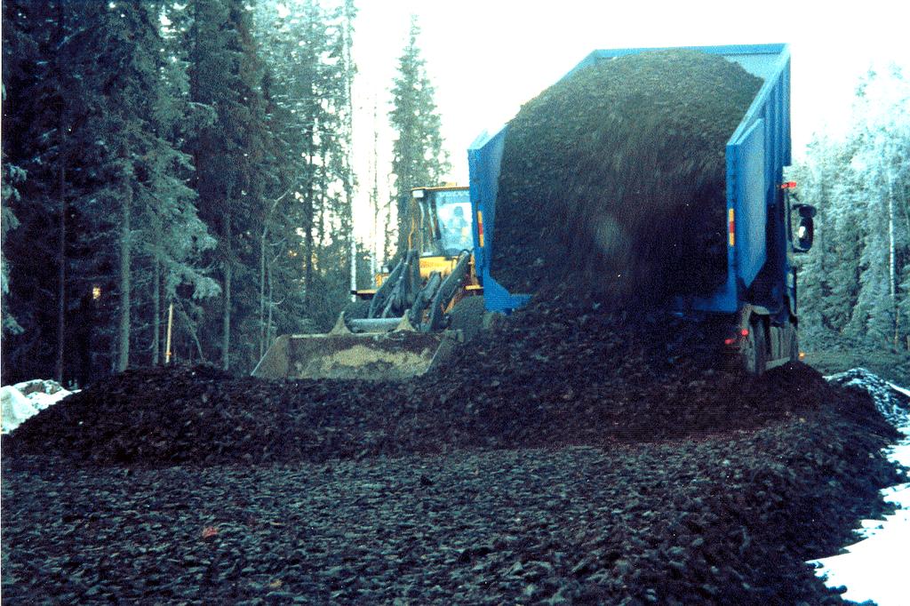 2004:13 FORSKNINGSRAPPORT Gummiklipp som skyddslager i en vägkonstruktion i ett fullskaleprojekt Tommy Edeskär Luleå