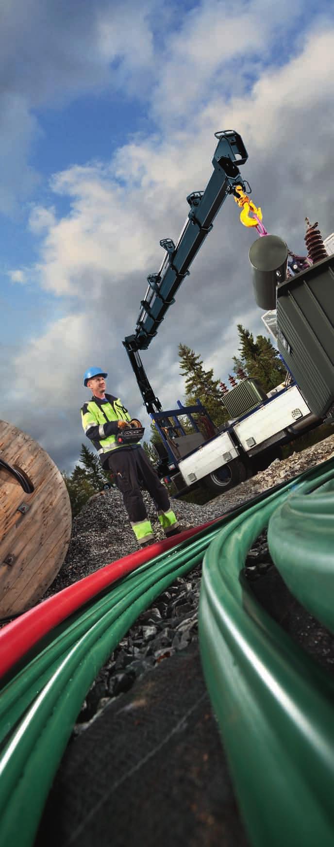 Genom att vipparmen kan vinklas uppåt i förhållande till lyftarmen blir det så mycket lättare att komma åt i trånga utrymmen, genom dörrar och andra öppningar.