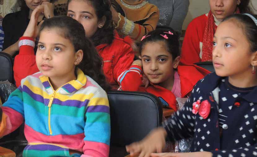 Foto: EFKs arkiv Skolstöd till flickor i Kairos slum, Egypten Runt om Kairo finns så kallade sopstäder, slumområden där miljoner människor bor. Hit kommer sopor från olika delar av Kairo.