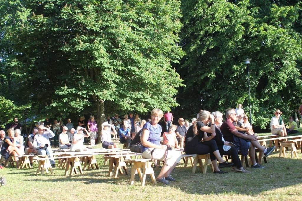 Den 2 juni samlades snokarna vid Åsasjön för att spana efter småkryp i vattnet men även för att bygga bihotell. Det var en härlig sommardag så en del passade även på att bada.