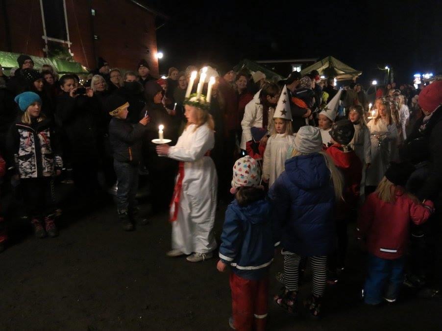 8 december Strömsbergs julmarknad Gott om både försäljare och besökare på den gemytliga julmarknaden, trots snöbrist och långa köer.