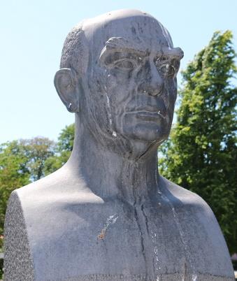 Skulpturen avtäcktes år 1952. Gustav Möller föddes i Malmö och engagerade sig tidigt i den socialdemokratiska rörelsen.