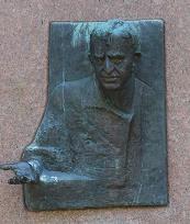 Olof Palme (1927 1986) Konstnären Willy Gordon har skapat en byst i brons och granit av Olof Palme. Skulpturen avtäcktes år 1989.