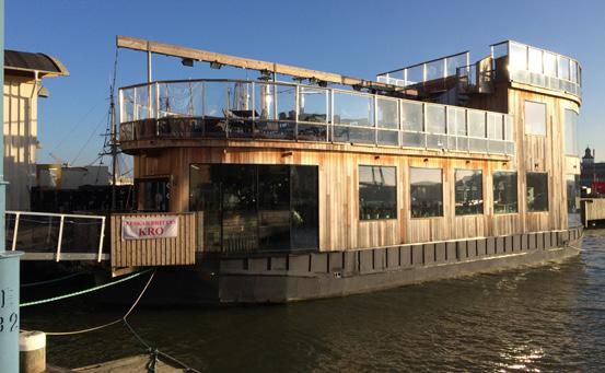 Restaurangen är byggd på en pråm som ligger bredvid fiskhuset Svanen, vid