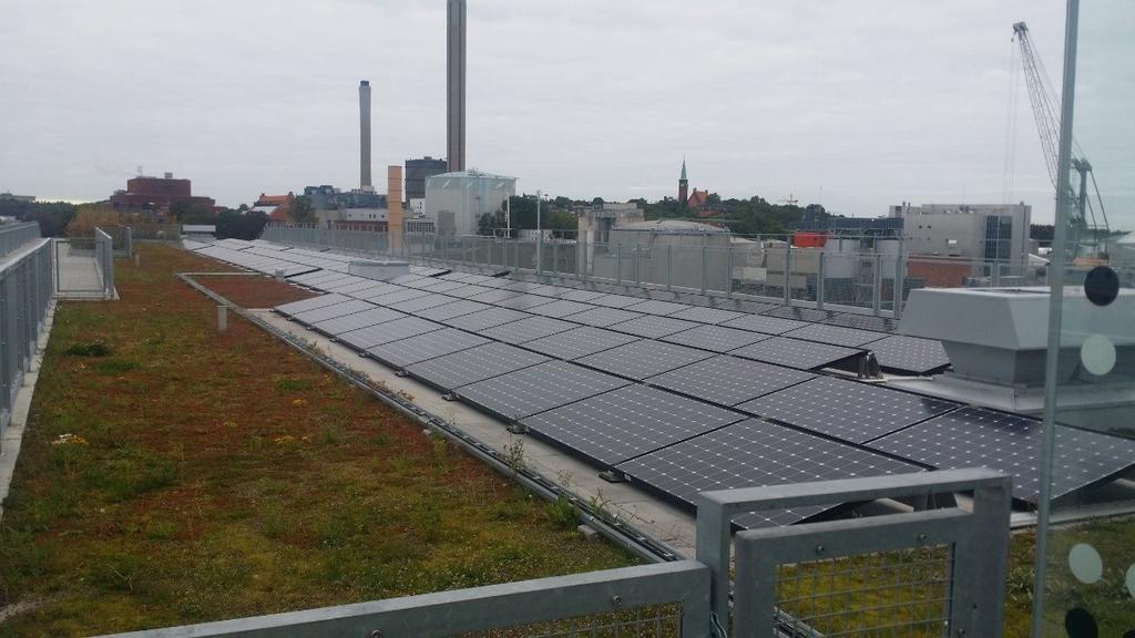 Bild 4 Den nya solcellanläggningen på Värtaterminalens tak(bildkälla: Evin Saleh) Vad gäller slutligt villkor för maximal ljudnivå nattetid från hamnverksamhet i Värtahamnen-Frihamnen fattade mark-