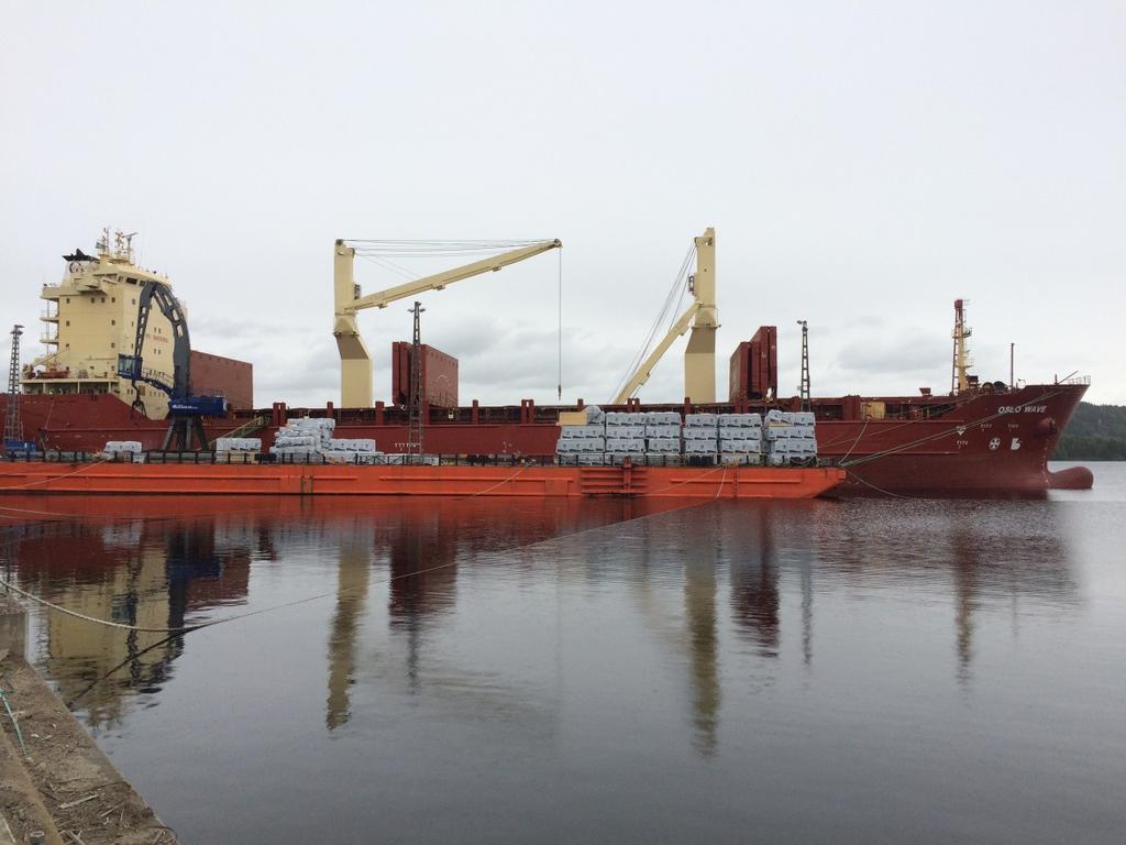 Utredning S-86/15 OSLO WAVE Havererad lastkran i Bollstabruk den 9 juni 2015 9 Händelseförlopp Fartyget lastade paketerade virkespaket.
