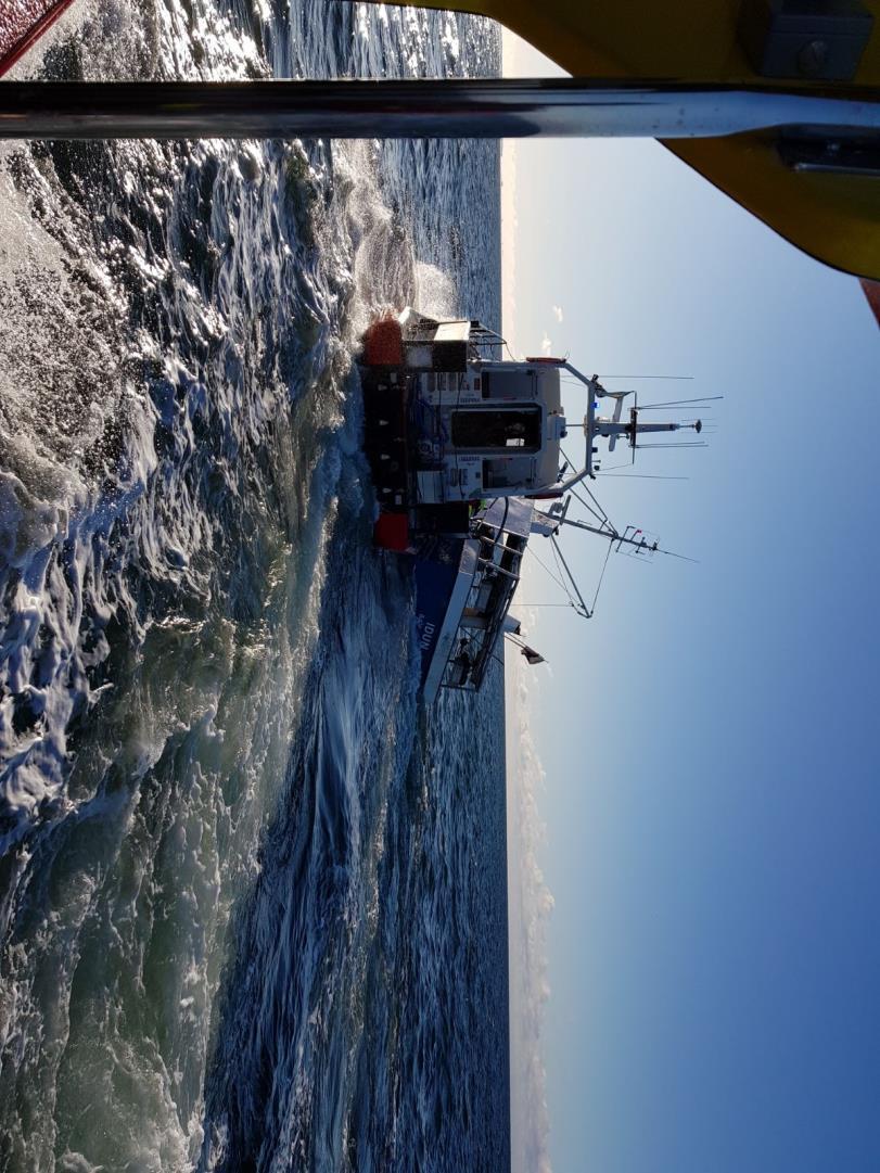 Figur 2. RESCUE STEN A OLSSON och IDUN. Foto: SSRS (RESCUE ANNCHA AF FAGERFJÄLL). Klockan 09.27 ankom KBV 316 till platsen. Även de började förbereda sin extra pumputrustning för att kunna bistå.