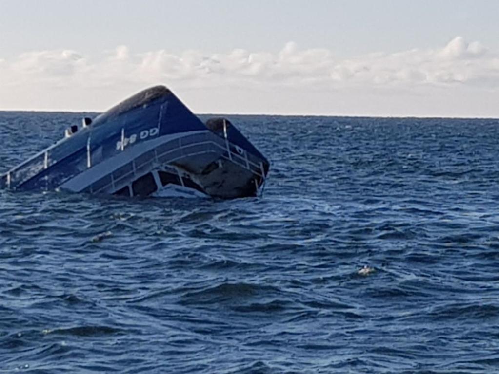 Figur 5. IDUN efter att hon kantrade. Foto: SSRS (RESCUE ANNCHA AF FAGERFJÄLL). 1.2 Personskador Befälhavaren erhöll inga fysiska skador. 1.3 Olycksplatsen IDUN sjönk i positionen N58 00,758 ; E011 24,788.