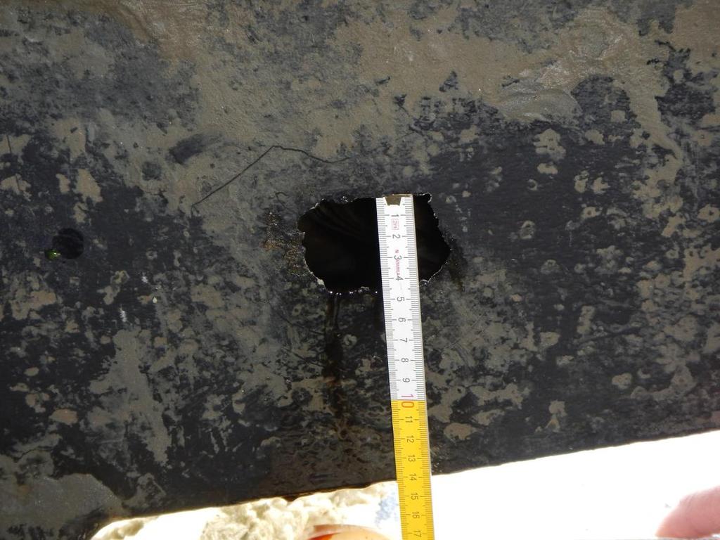Figur 13. Hål i styrbords skrov insida. Vid undersökning av skrovmaterialets (aluminium) godstjocklek vid kanterna konstaterades att materialet endast var ca en millimeter tjockt.