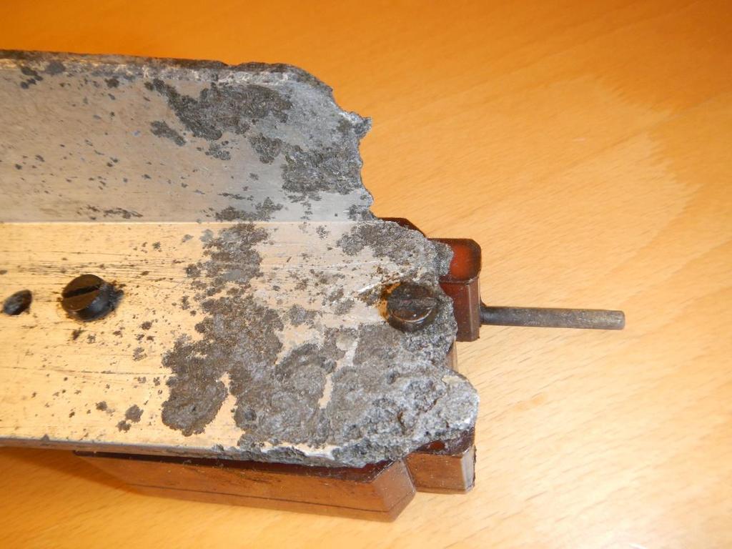 Figur 32. Korrosionspåverkat material vid nivågivarens infästning.