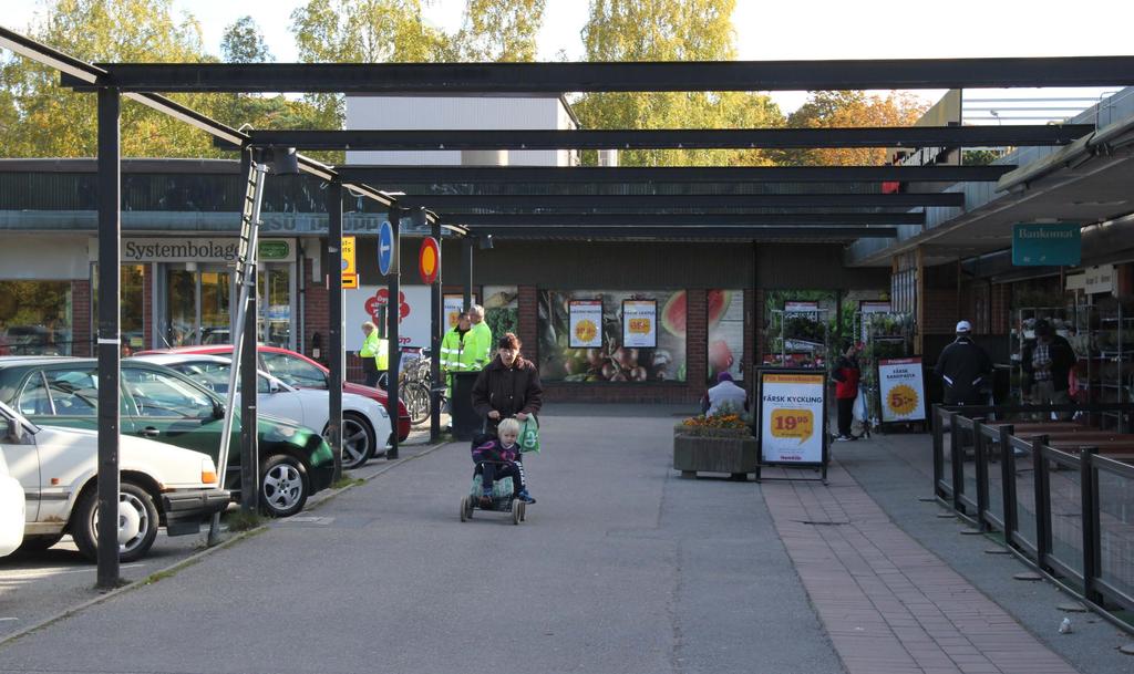 VARDAGSLIV Jag minns när det fanns många småaffärer i Västerhaninge centrum. Det var ett litet trivsamt lokalt centrum med fiskaffär, fotobutik, radiobutik, klädaffär, järnaffär.