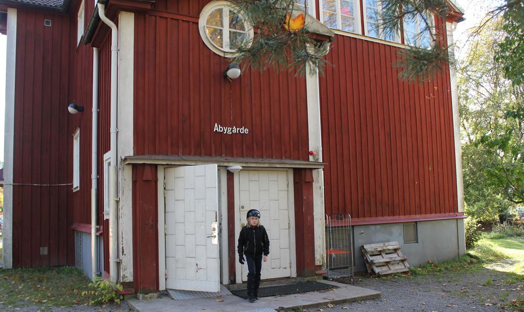UNGA I VÄSTERHANINGE Västerhaninge har inte mycket att erbjuda för unga. Trots att Åbygården finns täcker den långtifrån allas behov. Åbygården används främst av barn (10-12 år) och mestadels killar.