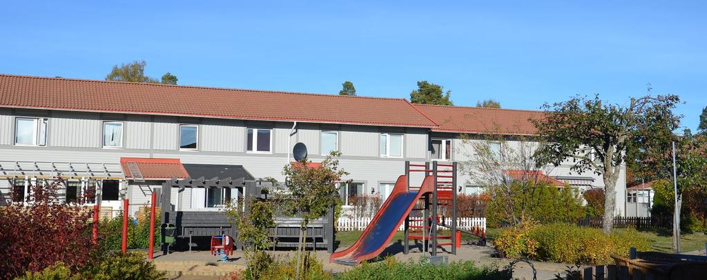 Välkommen till Brf Sandskogen Brf Sandskogen består av 97 bostadsrätter som uppfördes 1984/1985. Bostadsrätterna är fördelade på 3:or i tvåvånings flerfamiljshus och 4:or och 5:or i tvåvåningsradhus.