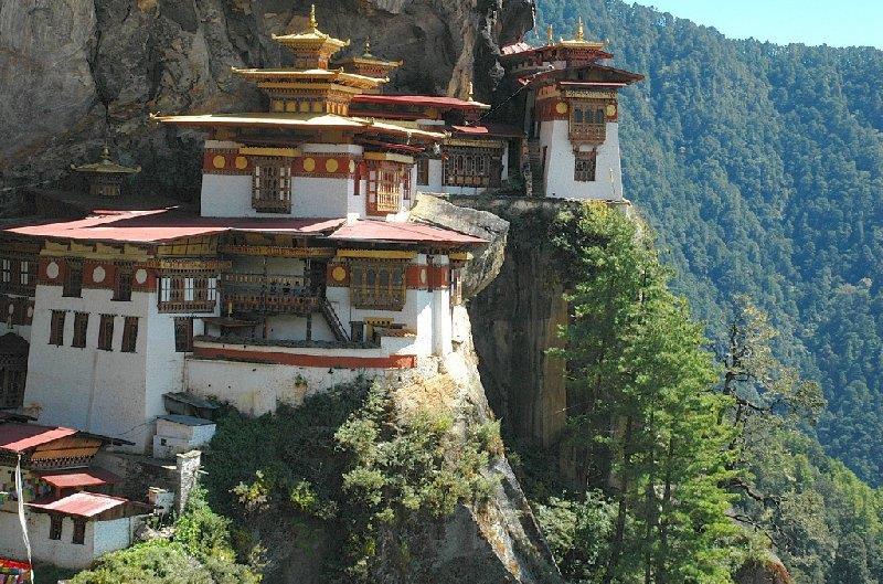SWED-ASIA TRAVELS Åskdrakens land Bhutan med strandhugg i Kathmandu & New Delhi Historiska Kathmandudalen - Thimphu - Trongsa Gangtey Paro - Delhi Taktsang Monastery ( Tigernästet ) utanför Paro