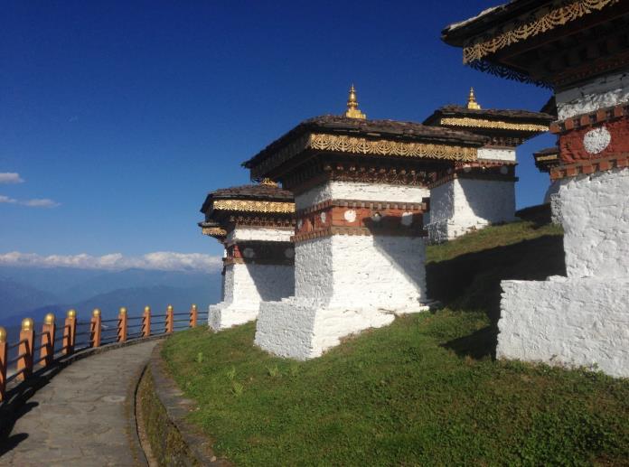 Bhutans städer och byar är små och kretsar kring en dzong, en vit och röd klosterborg med guldförgyllt eller tegelrött tak.