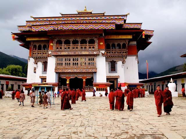 När vi närmar oss Trongsa ser vi på håll stadens magnifika citadel Trongsa Dzong från 1647, vi är då framme vid porten till centrala Bhutan.