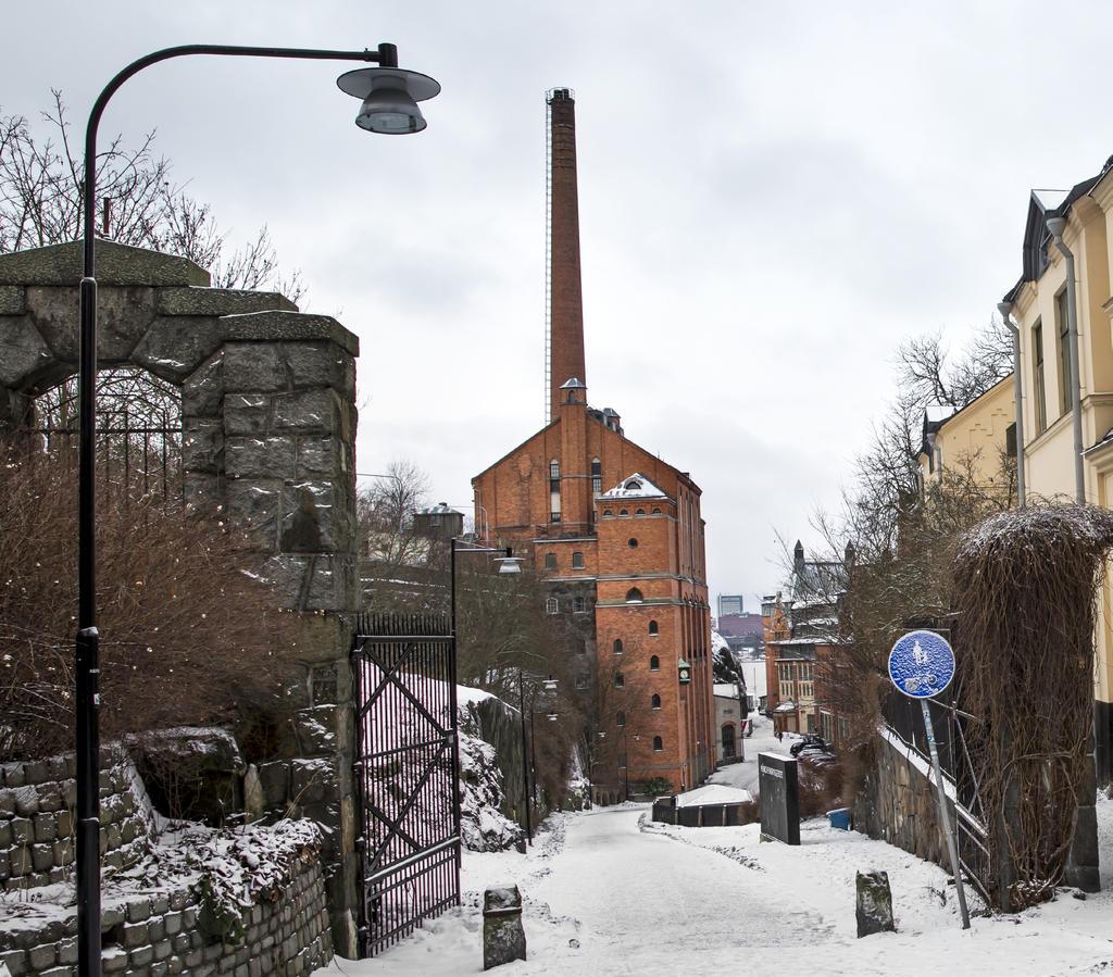 GATA FRAM OCH TILLBAKA Ludvigberggatan 10.02-10.38 Från Paradiet till en parkeringplat bakom en lång grafittitäckt mur. Ludvigberggatan paerar förbi både juttiotalet och det förra ekelkiftet.