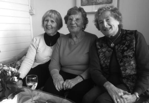 Livlinan är vår trygghet Birgitta Hartler (i mitten) är ansvarig för Livlinan, som har gett Anita Morhagen (t.v.) och Sonja Jansson (t.h) en tryggare och roligare tillvaro.