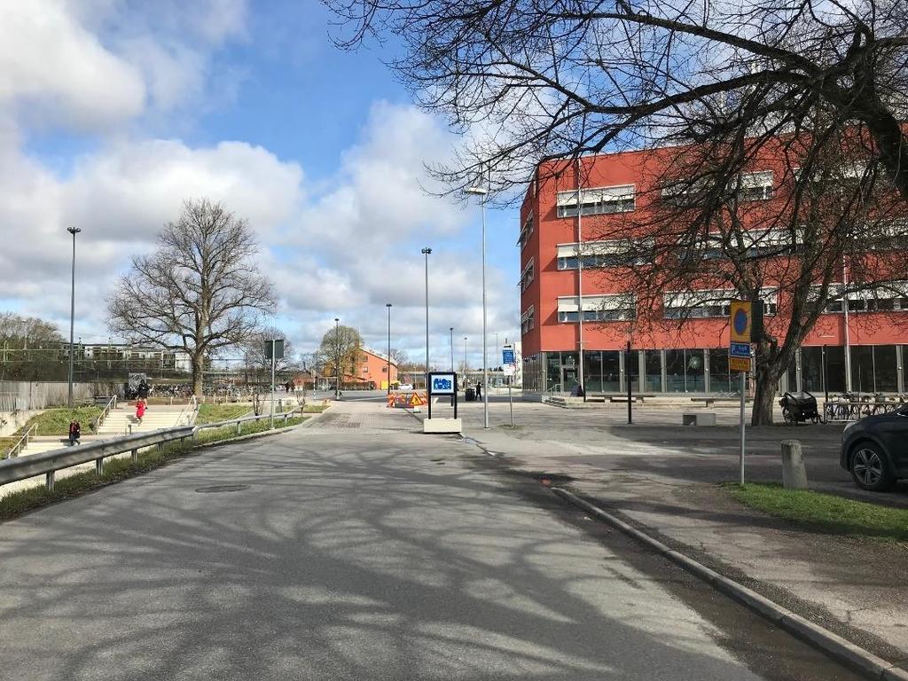 Centralvägen är en viktig centrumgata i nord-sydlig riktning som passerar tåg- och busstationen och utgör också den centrala bussgatan i centrum.