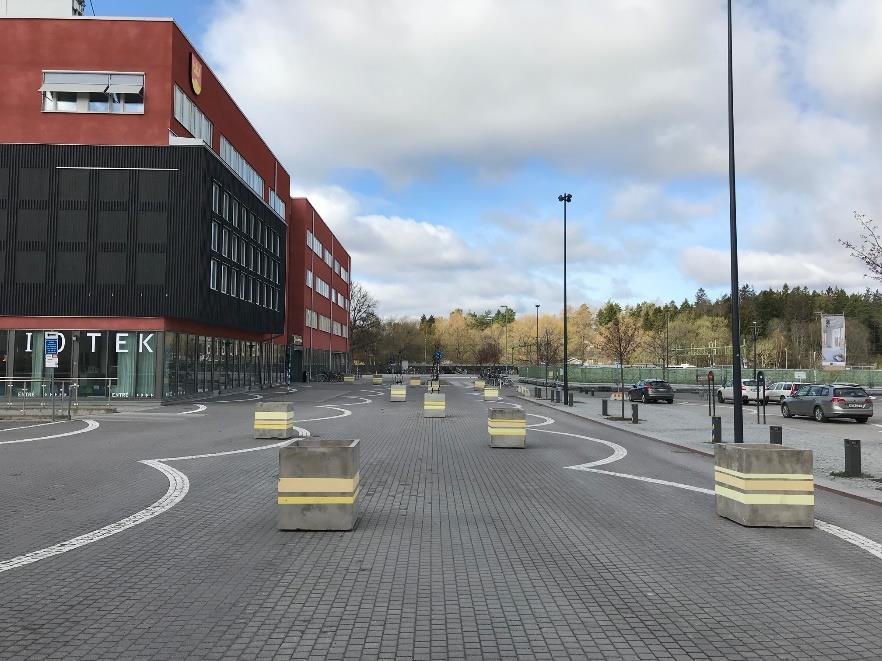 Staffansvägens gångfartsområde vid kommunhuset, vy västerut Sågverkstorget fungerar idag som anslutning till parkeringsytorna inne på