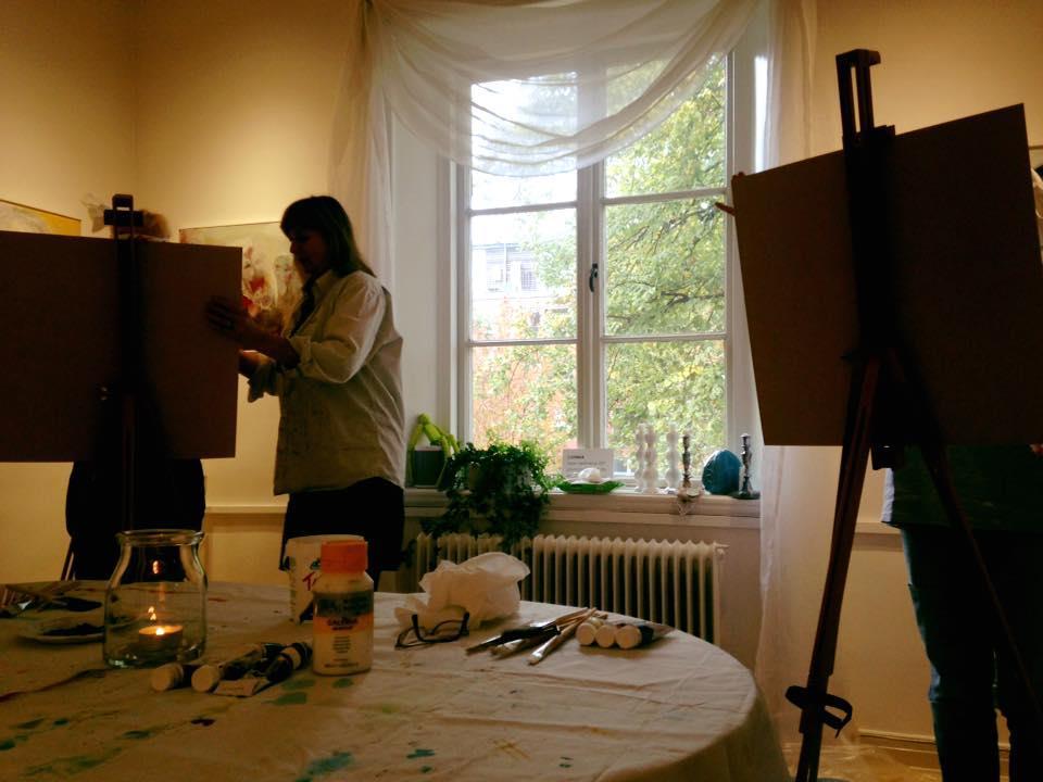 EN HELG MED FOKUS PÅ KREATIVITET OCH FÄRG För fjärde året fortsätter deltagare i alla åldrar och erfarenhet att utforska sitt personliga