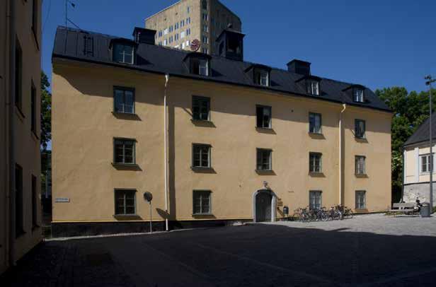 KYRKANS HUVUDFASAD MED DEN KARAKTÄRISTISKA, TÄCKTA TRAPPAN. FOTO J. MALMBERG.