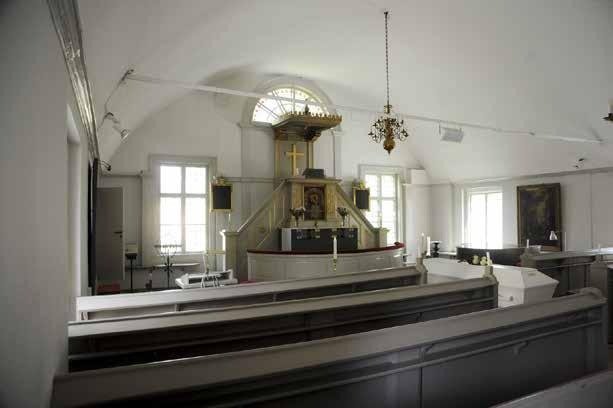 GUDSTJÄNSTRUMMET FICK SIN NUVARANDE UTFORMNING I SLUTET AV 1820-TALET. PREDIKSTOLEN ÄR PLACERAD OVANFÖR ALTARET, ETT ARRANGEMANG SOM VAR VANLIGARE FÖRR, OCH SOM UPPHÖRDE PÅ 1880-TALET.