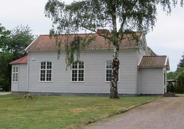 ljusmålade mangårdsbyggnader och stora komplex av