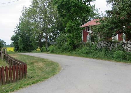 Bebyggelsen är orienterad utmed de