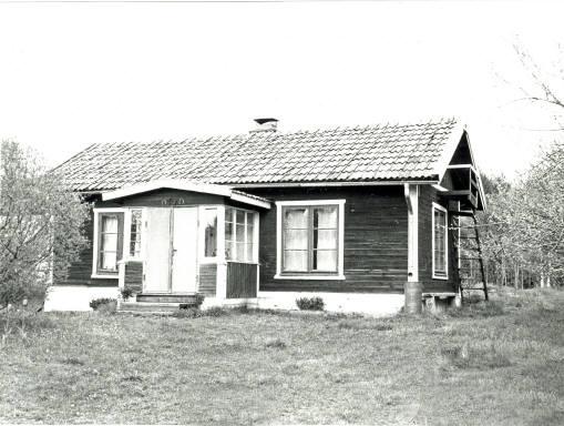 Kyrkvreten, Fors 2:2 Kyrkvreten 1968. Foto Henry Hall. Torpet Kyrkvreten låg knappt hundra meter norr om den stora industribyggnaden på östra sidan av gamla landsvägen genom Fors By.