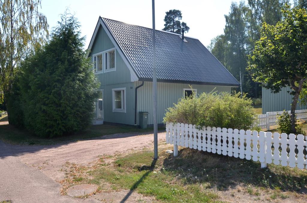 Bostadshuset inrymmer vindfång, hall, kök, vardagsrum/matsal, grovkök/duschrum, bastu och wc i entréplan.