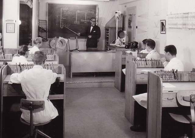 Fysiologiska synpunkter på de binokulära prövningarna Klinisk undersökningsteknik Analys och korrektion 1953 SOR:s Optikerskola i Blackeberg.