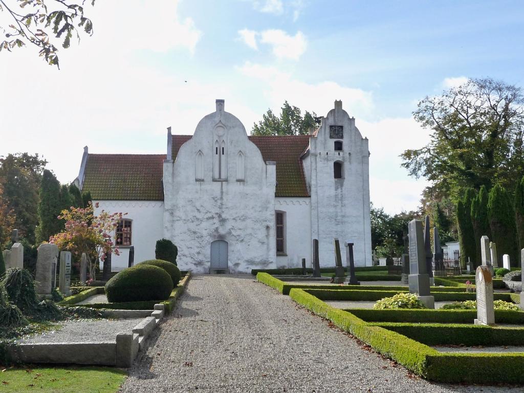 Snart var vi framme vid en landsväg som vi tog oss upp på och följde till Maglarps kyrka. Vi gick in i kyrkan och fick en guidning i både historia och interiörer. Agneta hade läst på.