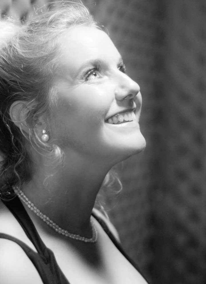 Josefin Kauttmann Kom och lyssna på smäktande ballader, Afrobrasilianska rytmer, fängslande texter och solon med sångerskan Josefine Kauttmann.