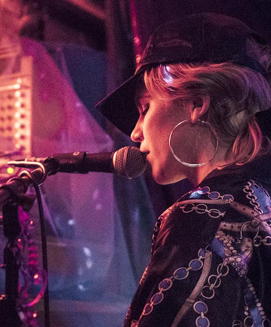 Under april-maj har vi tre musikkafékvällar: Annelie Annelie är en uppåtstigande stjärna som blandar influenser ur barndomens rockdrömmar med nutida popkonst.