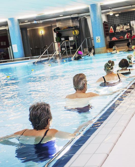 Du gör lugna, mjuka och skonsamma rörelser i bassängens varma vatten helt på dina egna villkor. Yogainstruktören Isabel Ahderinne håller i passet.
