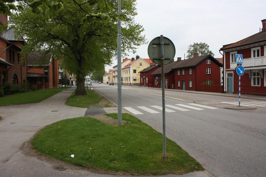 3 Trafikutformning 3. Befintlig utformning Esplanaden utgör, tillsammans med Kållandsgatan/Rörstrandsgatan och Ringleden, ett av genomfartsstråken genom Lidköping i öst-västlig riktning.