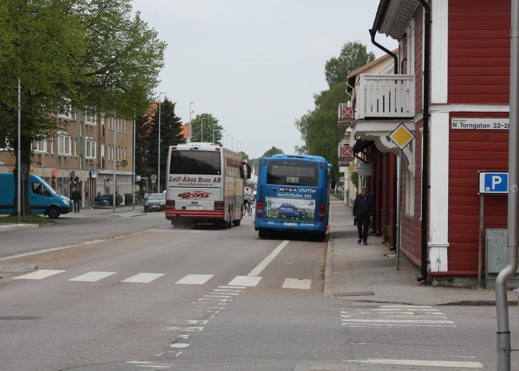 På respektive sida av Esplanaden, mellan Norra Torngatan och Målaregatan, ligger busshållplatser. Hållplatserna trafikeras av linje, med tre avgångar i timmen, och linje 06 med en avgång per dag.