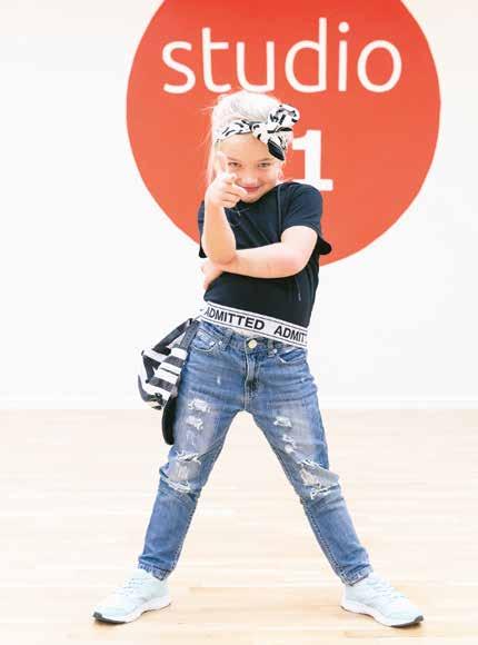 DANS FÖR BARN studio11 är Studieförbundet Vuxenskolans dansverksamhet i Jönköpings län. Vi vill välkomna alla att dansa! Ung som gammal, tjej som kille, med eller utan förkunskaper.