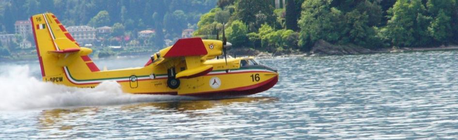 Figur 20: Bombardier 415 som fyller vattentankar (Italienska civilförsvaret år 2006) Figur 21: Bombardier 415 som fäller vatten (Italienska civilförsvaret år 2006) 4.