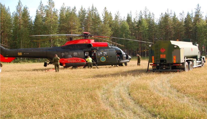 Figur 24: Tankning av försvarsmaktens helikopter 10 i fält (Räddningstjänsten Boden år 2006) Figur 25: Tankning av försvarsmaktens helikopter 10 i fält (Räddningstjänsten Boden år 2006) De fordon