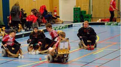 Elhockey en sport för dig? Elhockey! Sporten som liknar innebandy och formel 1 En teknisk och fartfylld sport som riktar sig till personer med rörelsehinder.